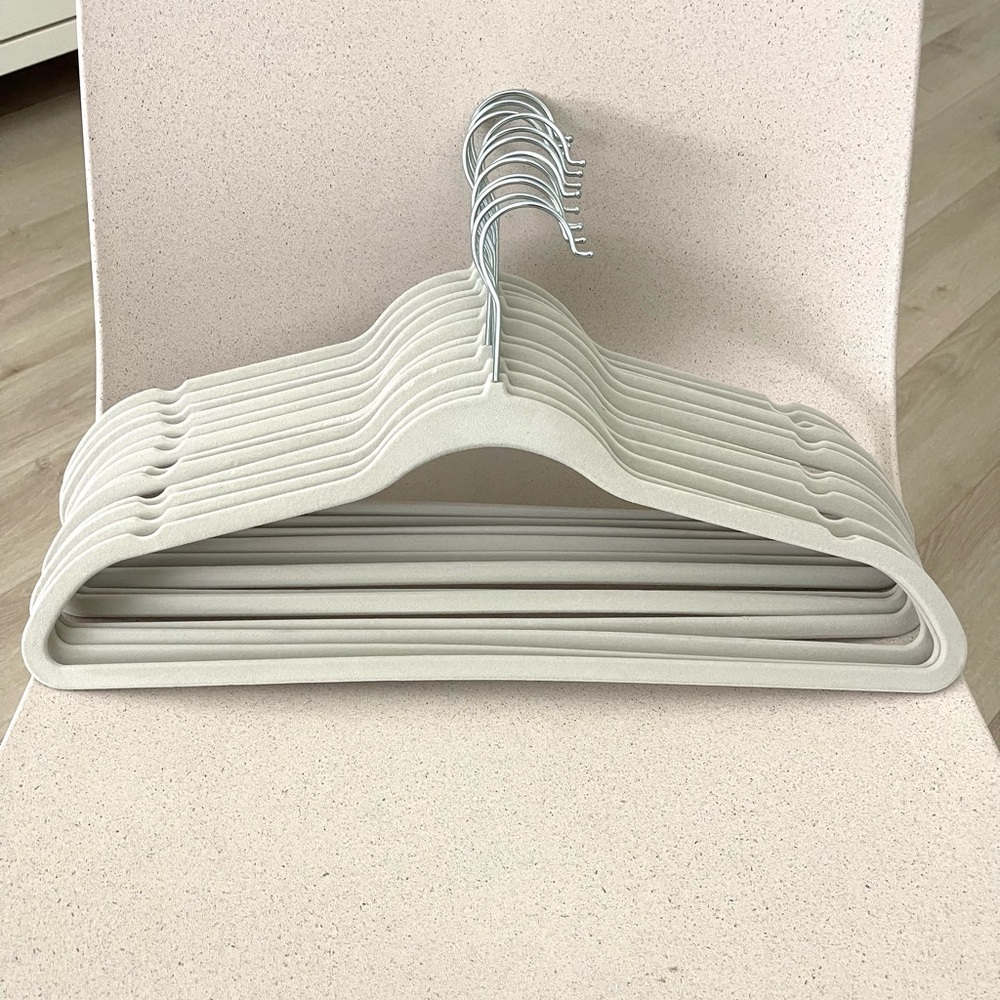 10 Velvet Non-Slip Hangers - Cream